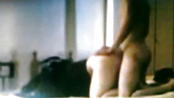 اریکا فونتس با جوراب فیلم پورن معروف نایلونی روی کاناپه‌ای داغون می‌شود.