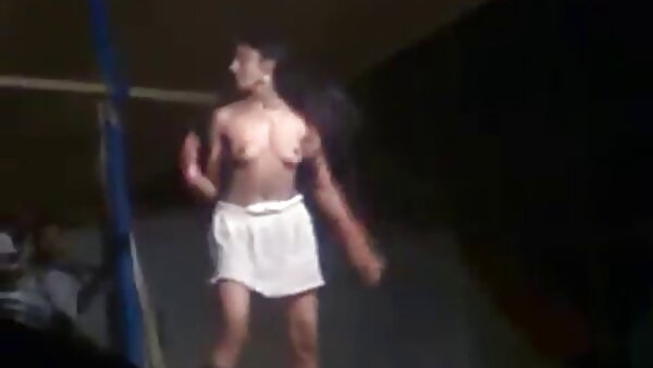 جوجه کله قهوه‌ای تند از یک پشت صحنه پورن استار تفنگ در کلیپ پورنو BDSM راضی است